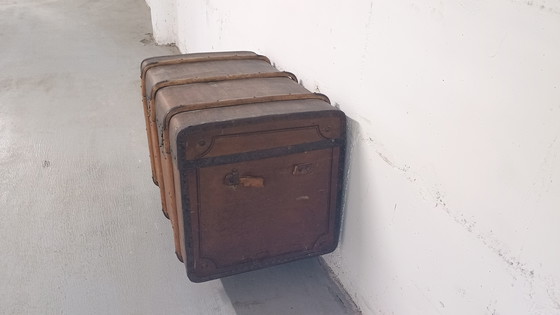 Image 1 of Vieille malle de voyage marron. À récupérer sur place uniquement.