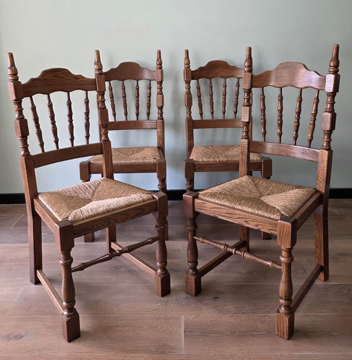 Set aus 4 Stühlen aus massiver Eiche mit Korbsitzen