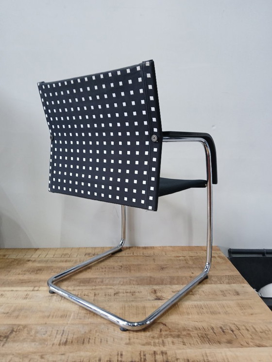 Image 1 of 6 sillas de conferencia Vitra AC3, color negro y cuadros blancos