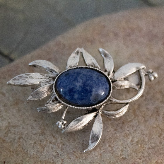 Image 1 of Broche vintage en forme de feuille argentée avec cabochon de lapis-lazuli