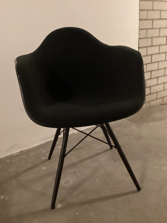 Vitra Eames DAW chair . Charles en Ray Eames – Eetkamerstoelen, Polyester, Wol (photo 2 of 8)
