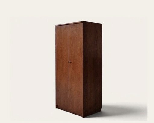 Garderobe aus der Mitte des Jahrhunderts