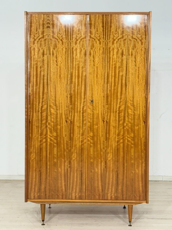 Image 1 of Armadio vintage degli anni '60: impiallacciatura in noce di grande effetto e design di metà secolo.