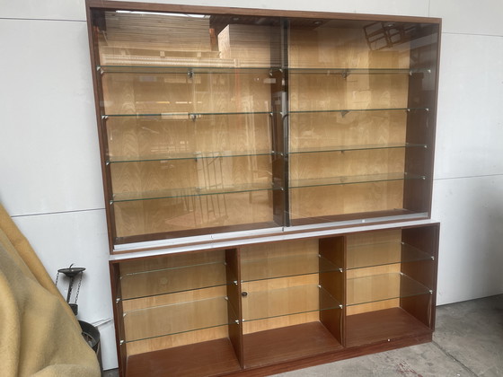 Image 1 of Jaren 60 Winkelkast Verzamelkast Met Glazen Schuifdeuren Boven