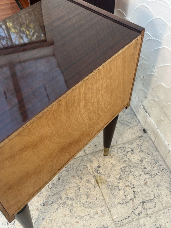 Image 1 of Een paar vintage nachtkastjes uit de jaren 60 met messing spijlenpoten.