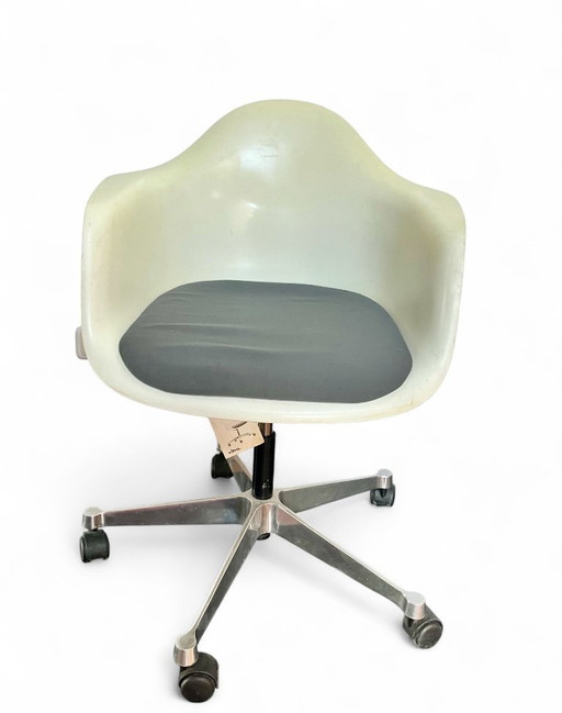 Sillón Vitra Eames con brazos de plástico PACC