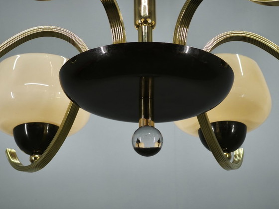 Image 1 of Lustre italien en laiton avec abat-jour en verre opalin, années 1950