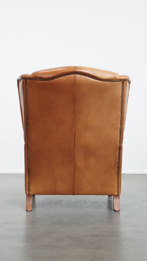 Image 1 of Poltrona a orecchie in pelle di manzo rifinita con rivetti decorativi