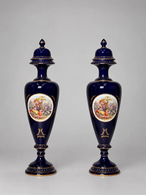 Paire de Grands Vases Couverts en Porcelaine Kobalt