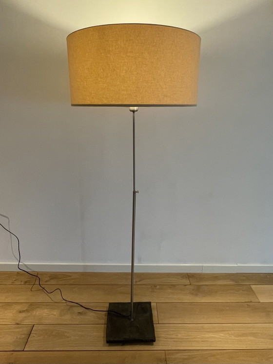 Einzigartige, skulpturale Stehlampe mit handgeschmiedetem Stahlfuß – Stehleuchten, Metal, Textile (photo 3 of 6)