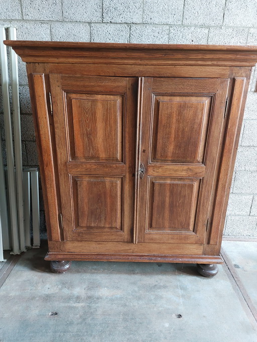 Massiver Barockschrank aus Eiche