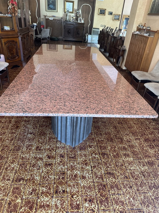 Monumental Brutalist Dining Table in Rosa Porrino Granite & Cast Aluminum by Max Papiri – eettafels, Marble (photo 2 of 10)