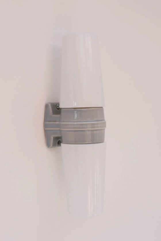 Image 1 of Grande applique murale de salle de bain gris pâle de style moderne du milieu du siècle par Sigvard Bernadotte