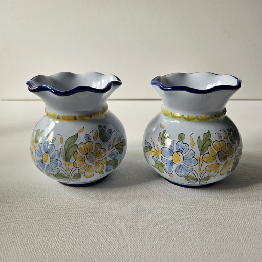 Paire de Vases en Majolique Française Peints à la Main – Montagnon Nevers (Gd.M)