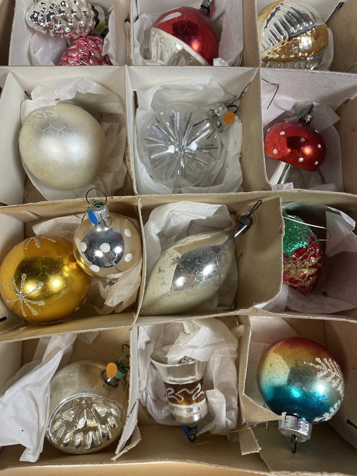 Grand lot de plus de 340 boules de Noël anciennes en verre.