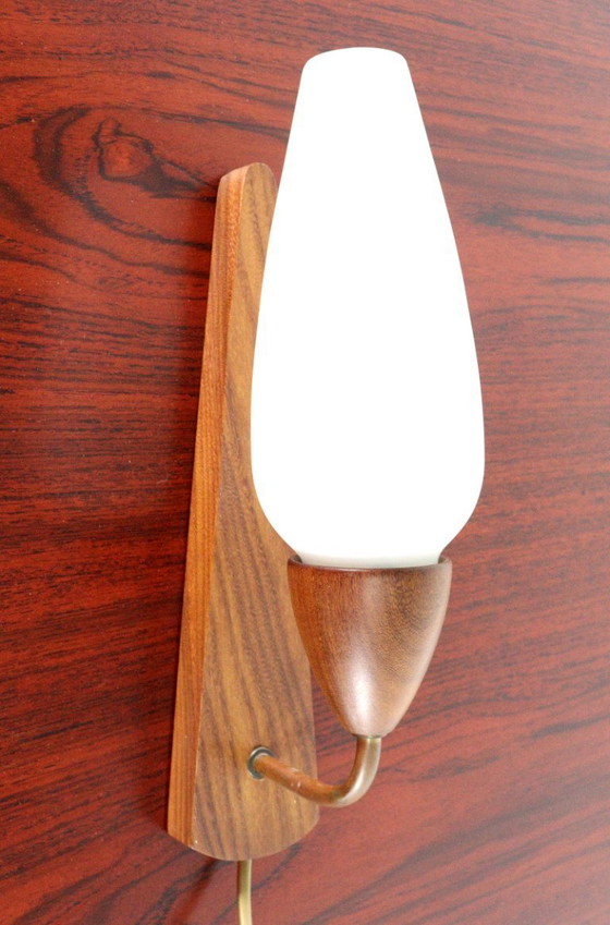 Image 1 of Lampada da parete vintage in teak con paralume in vetro smerigliato