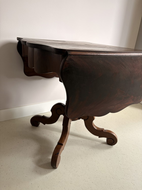 Image 1 of Tavolo vintage inglese in noce con gambe a ribalta, piano a crosta di torta e gamba centrale a cabriole.