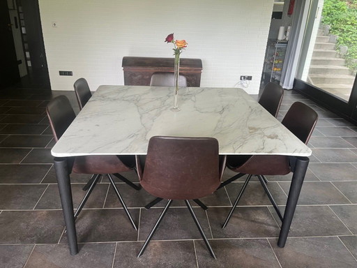 1x Tisch TAVOLO95 von DePadova 140 x 140 cm mit Marmorplatte und kohlschwarzen Beinen in Bestzustand von Privat