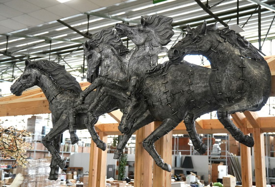 Image 1 of Escultura de pared de caballos al galope: pieza destacada de aluminio fundido bruñido