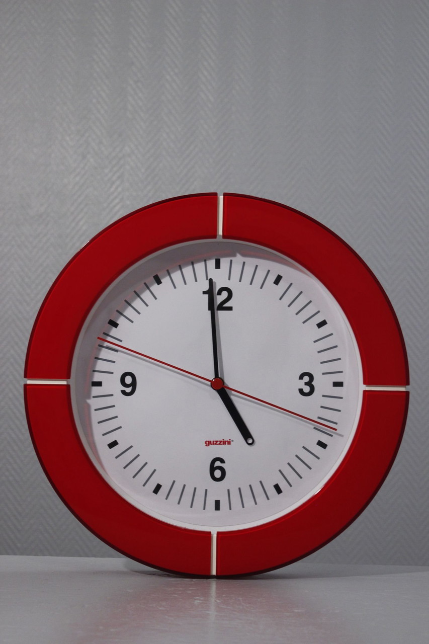Orologio Da Parete Old Town Clock – Bianco, Rosso E Marrone – 34x46 Cm – Design Retrò Con Scritta