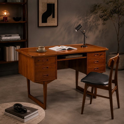Freistehender dänischer Teak-Schreibtisch aus der Mitte des 20. Jahrhunderts mit erhöhter Kante, 1960er Jahre