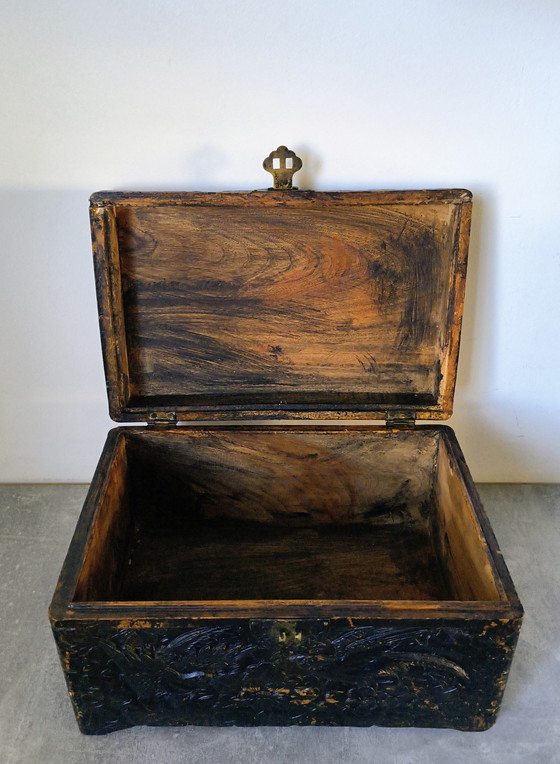 Image 1 of Cassapanca antica fatta a mano con decorazione di uccelli e fiori