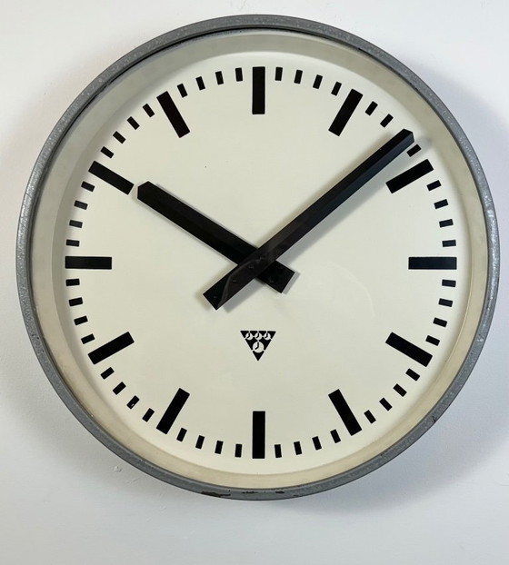 Image 1 of Grote grijze industriële fabriekswandklok van Pragotron, jaren 60