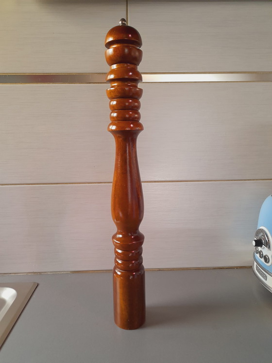 Image 1 of Grande pepiera vintage in legno tornito