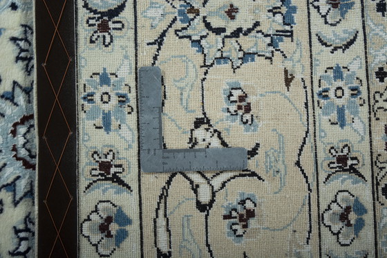 Image 1 of Handgeknoopt Nain 9La oosters tapijt - 291 x 195 cm - Fijne details met zijde in crème en blauw
