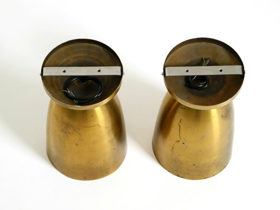 Image 1 of Une paire de grands plafonniers originaux en laiton, de style moderne du milieu du siècle.
