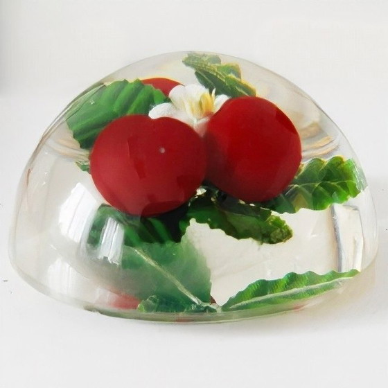 Image 1 of Fermacarte vintage in plexiglass con bacche e fiori, anni '70.