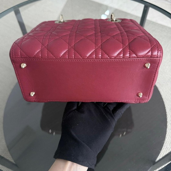Image 1 of DIOR LADY MEDIUM - PELLE DI AGNELLO CANNAGE BORDEAUX ROSSO SCURO, DETTAGLI ORO, CINTURINO REGOLABILE