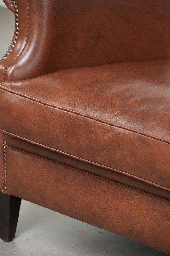 Image 1 of Comfortabele en mooie cognac kleurige rundleren clubfauteuil in Engelse stijl