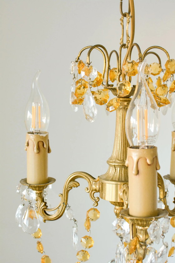 Piccolo Lampadario Francese in Ottone, Cristallo Ambra, 3 Luci, Anni '60 – Crystal, Brass, Parisian Style (photo 3 of 9)