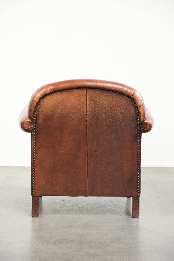 Comfortabele vintage schapenleren armchair afgewerkt met siernagels – Fauteuils, Leather, Klassiek (photo 4 of 12)
