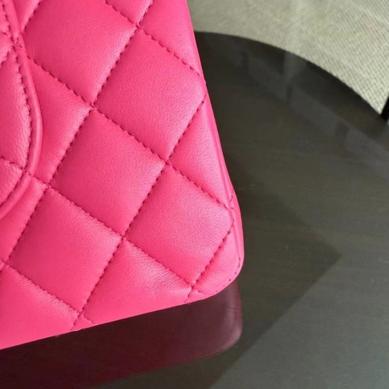 Image 1 of Sac Chanel Classic Flap moyen - Agneau matelassé rose fuchsia, finitions argentées, Série 19