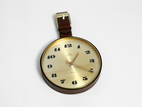 Image 1 of Orologio da parete Junghans originale degli anni '60 in ottone con cinturino in vera pelle.