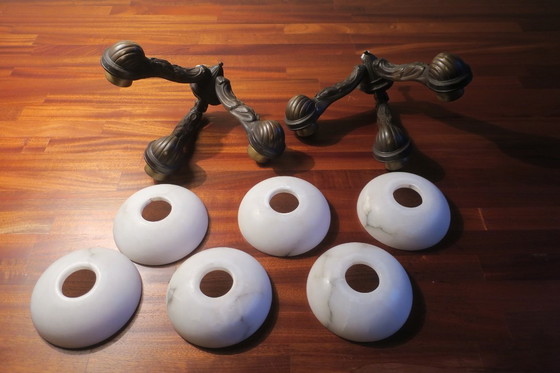 Image 1 of Paar antieke bronzen en albasten wandlampen met drie armen, 1910