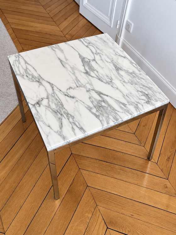 Set di 3 Tavolini da caffè Florence Knoll – Marmo Bianco Tipo Calacatta & Acciaio Cromato – 60 × 60 cm (photo 3 of 9)