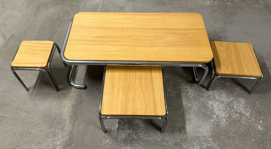 Juego de 4 mesas de centro apilables, estilo años 70, de metal y roble macizo. (photo 11 of 19)