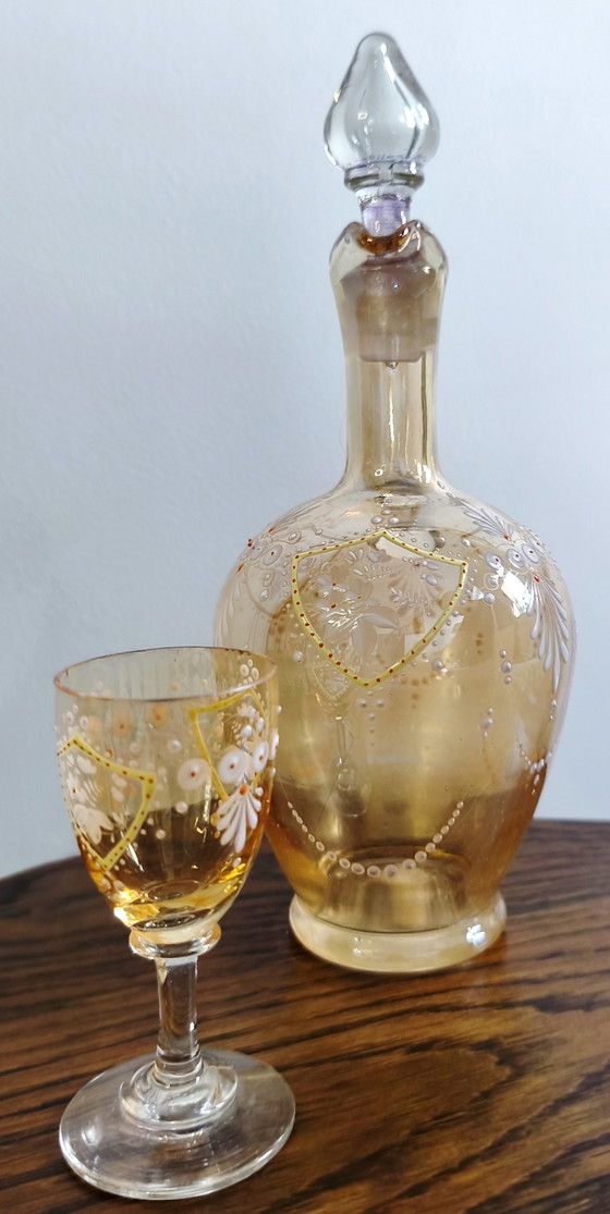 Wunderschöne Antike Böhmische Bernsteinfarbene Glaskaraffe & Likörglas-Set – Handbemaltes Hoch-Email, ca. (photo 3 of 12)