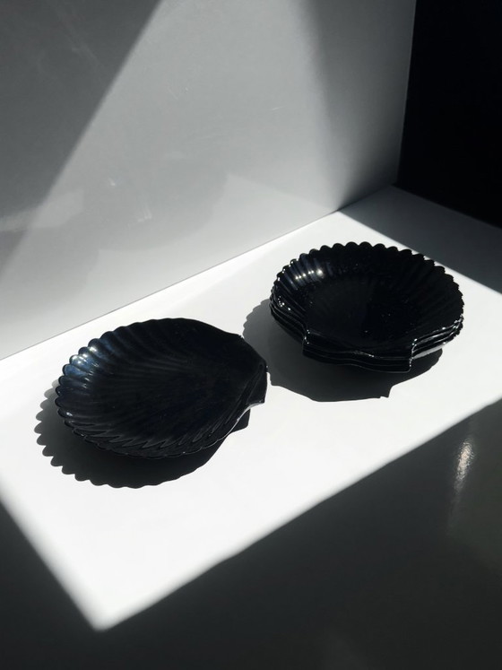Image 1 of 5 piatti in vetro Arcoroc a forma di conchiglia, neri, stile vintage anni '80, ciotole da dessert Art Deco Revival