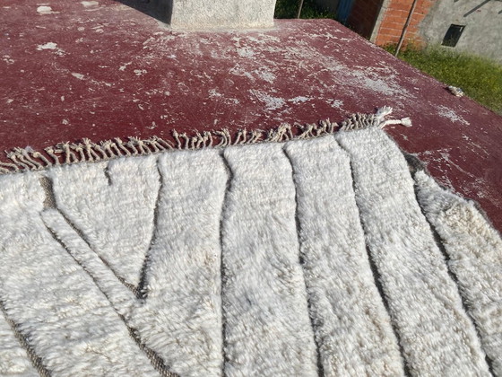 Image 1 of Minimalistisch Beni Ouarain tapijt 300x200 cm – Handgemaakt Marokkaans wollen tapijt – Ivoor Berber geometrisch design