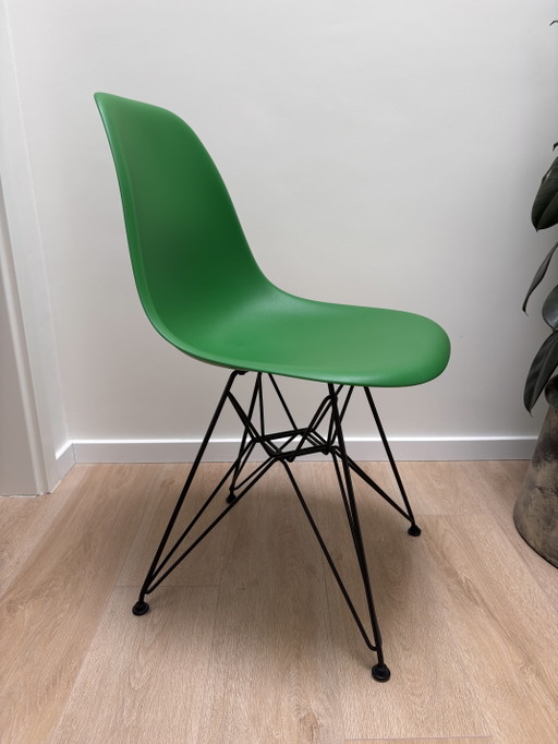 1 chaise Vitra Eames DSR RE à pieds en plastique vert et noir – eetkamerstoelen, Plastic, Metal
