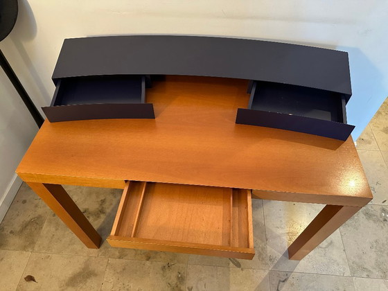 Image 1 of Escritorio de diseño elegante con superficie curva.