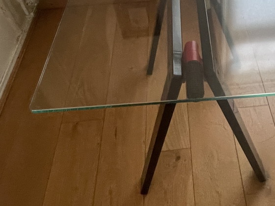 Gaetana Design Bureautafel Met Transparant Glazen Blad Zwart Metalen Poten met rood accent – Zanotta (photo 10 of 13)