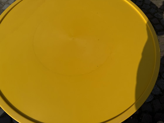Image 1 of Tavolino vintage giallo stile Space Age degli anni '70 a forma di tulipano
