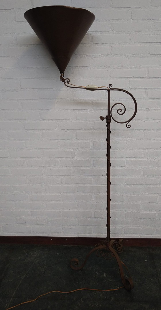 Image 1 of Lampadaire en fer forgé des années 1930 avec abat-jour en cuivre