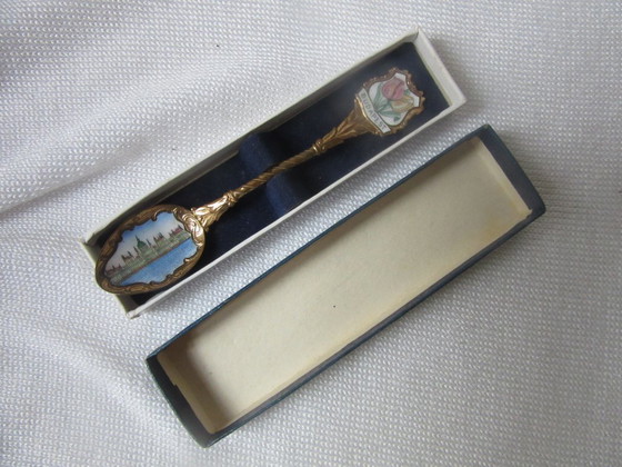 Image 1 of Vintage emaille en verguld gouden souvenirlepel met bloemenmotief uit Boedapest