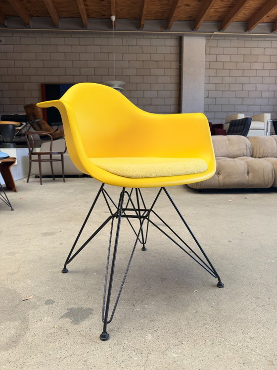 Silla Vitra Eames DAR con cojín fijo (Stock: 3) – Sillas de comedor, Metal, Plastic (photo 6 of 15)